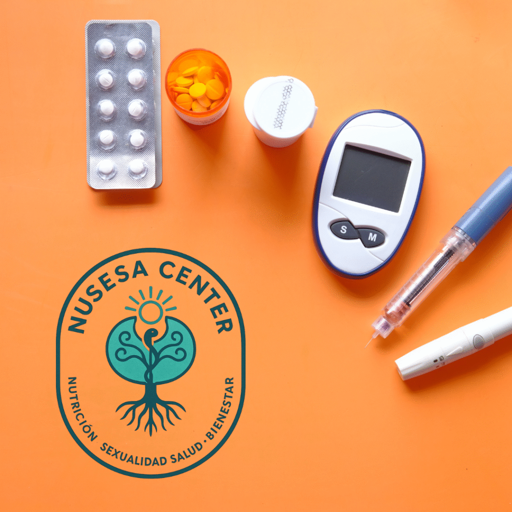 Kit médico con glucómetro, jeringa, pastillas y logotipo de NUSESA Center para diagnóstico de diabetes y síndrome metabólico