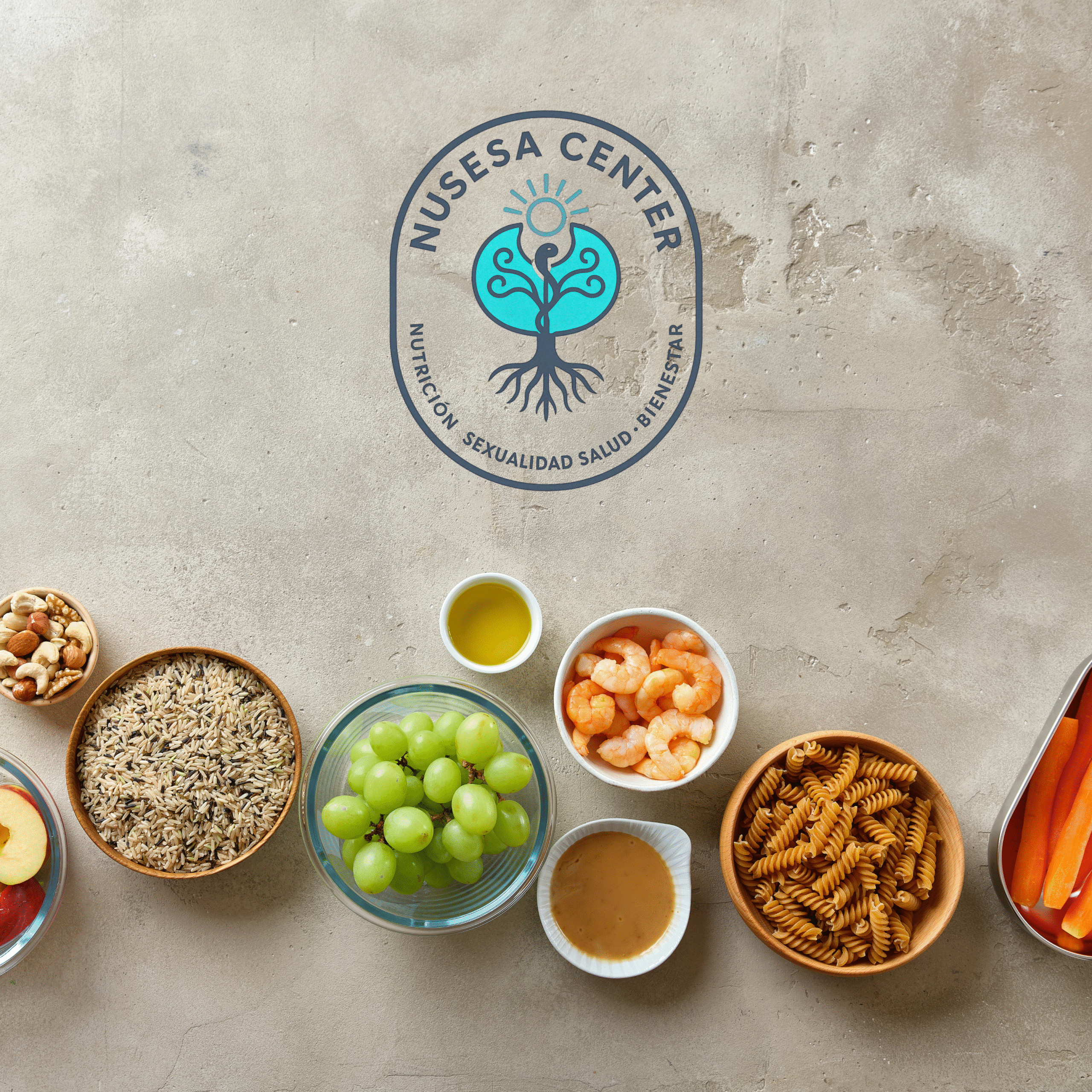 Mesa con alimentos frescos y saludables que representan el enfoque de salud integral y nutrición personalizada de NUSESA Center.