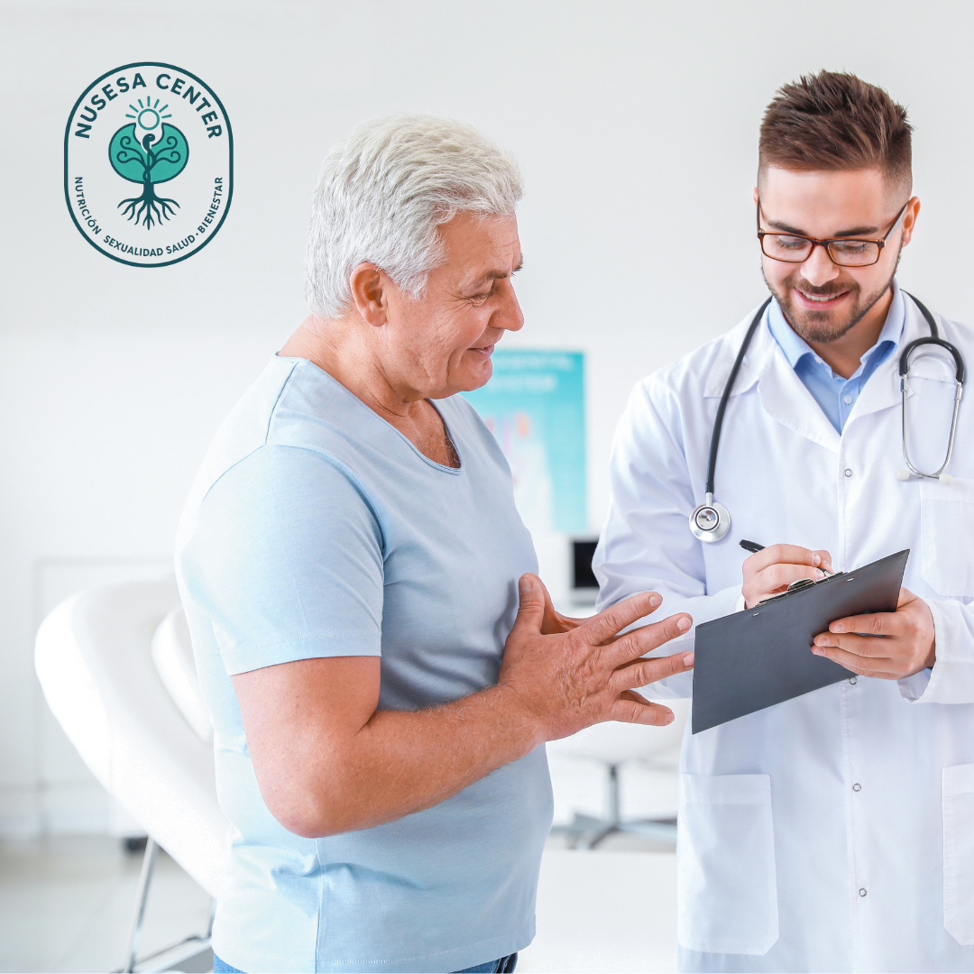 Médico certificando plan de atención personalizada a paciente adulto en clínica de salud integral NUSESA Center.