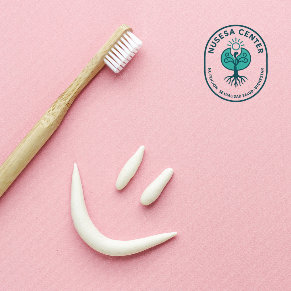 Cepillo dental y sonrisa blanca en fondo rosa, representando el cuidado dental y la armonía estética de NUSESA Center.