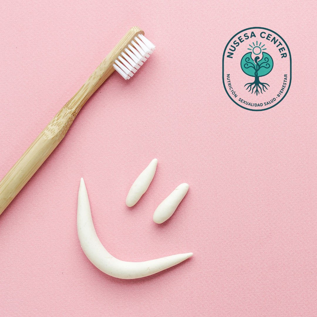 Cepillo dental y sonrisa blanca en fondo rosa, representando el cuidado dental y la armonía estética de NUSESA Center.